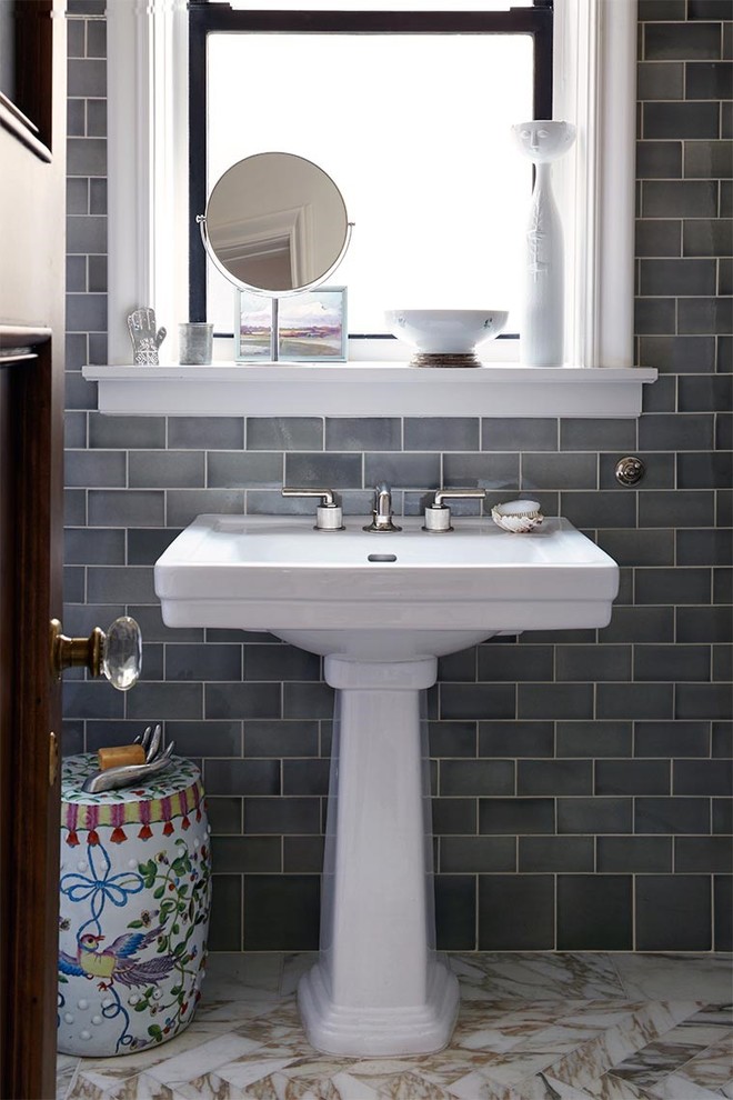 Bild på ett mellanstort vintage en-suite badrum, med ett piedestal handfat, ett fristående badkar, en dusch/badkar-kombination, keramikplattor, vita väggar, marmorgolv och grå kakel