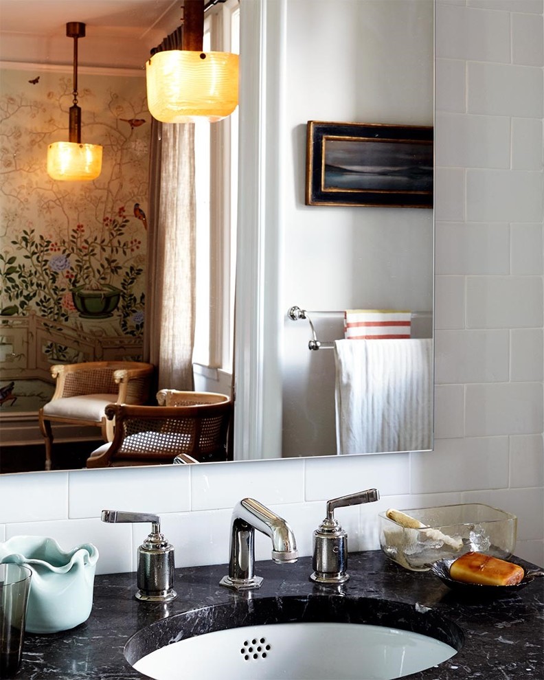 На фото: маленькая главная ванная комната в стиле неоклассика (современная классика) с раковиной с пьедесталом, мраморной столешницей, душем в нише, раздельным унитазом, белой плиткой, керамической плиткой, белыми стенами и мраморным полом для на участке и в саду с
