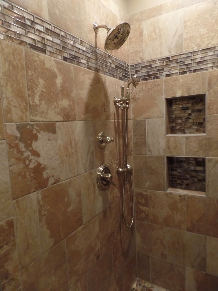 Exempel på ett mellanstort klassiskt flerfärgad flerfärgat en-suite badrum, med skåp i shakerstil, skåp i mellenmörkt trä, ett badkar i en alkov, en dusch i en alkov, en toalettstol med separat cisternkåpa, flerfärgad kakel, porslinskakel, bruna väggar, klinkergolv i porslin, ett undermonterad handfat, bänkskiva i kvarts, beiget golv och dusch med gångjärnsdörr