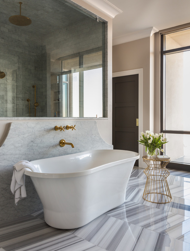 Стильный дизайн: большая главная ванная комната в стиле неоклассика (современная классика) с накладной раковиной, мраморной столешницей, отдельно стоящей ванной, бежевой плиткой, бежевыми стенами и мраморным полом - последний тренд