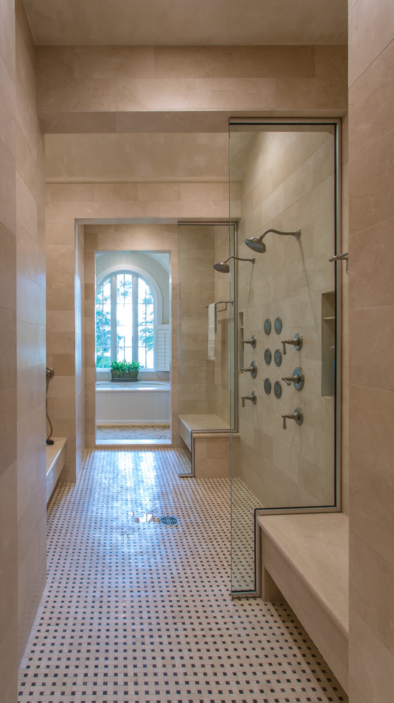 Стильный дизайн: огромная главная ванная комната в стиле фьюжн с двойным душем, полом из мозаичной плитки и открытым душем - последний тренд