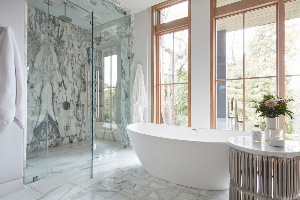 Modernes Badezimmer En Suite mit freistehender Badewanne und Falttür-Duschabtrennung in Richmond
