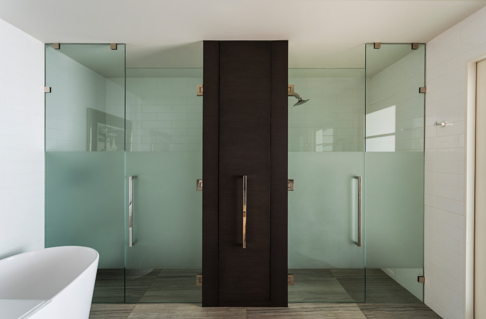 Großes Modernes Badezimmer En Suite mit freistehender Badewanne, Doppeldusche, weißer Wandfarbe, Porzellan-Bodenfliesen, braunem Boden und Falttür-Duschabtrennung in Chicago