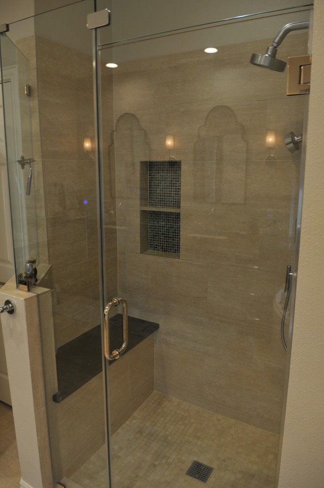 Immagine di una stanza da bagno padronale design di medie dimensioni con lavabo sottopiano, ante lisce, ante in legno scuro, top in saponaria, piastrelle blu, piastrelle a mosaico, pareti beige e pavimento in travertino
