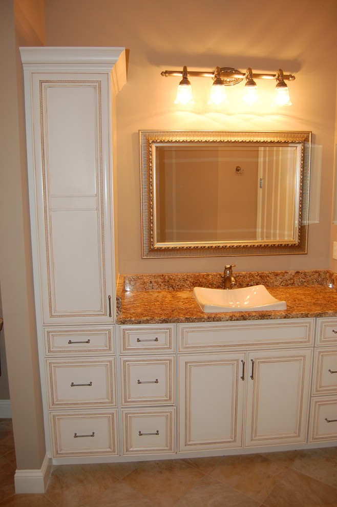 Inspiration för ett vintage en-suite badrum, med ett fristående handfat, luckor med upphöjd panel, vita skåp, granitbänkskiva, beige kakel, porslinskakel, beige väggar och klinkergolv i porslin