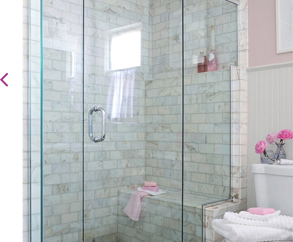 Modern inredning av ett litet badrum med dusch, med en dusch i en alkov, grå kakel, vit kakel, tunnelbanekakel, rosa väggar och dusch med gångjärnsdörr