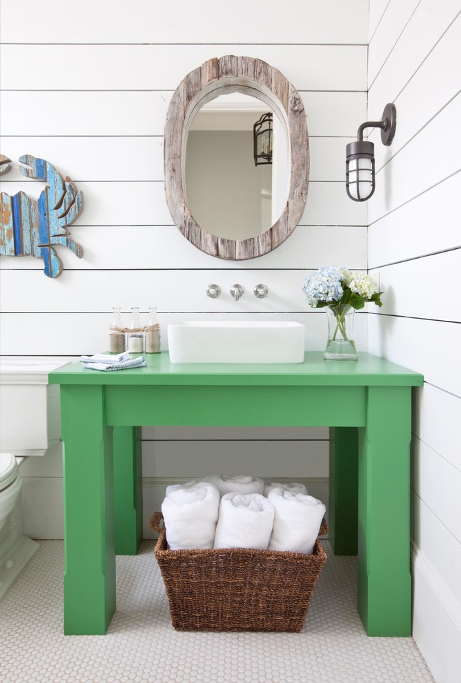 На фото: ванная комната в морском стиле с настольной раковиной, зелеными фасадами, столешницей из дерева, раздельным унитазом, белыми стенами и полом из мозаичной плитки с