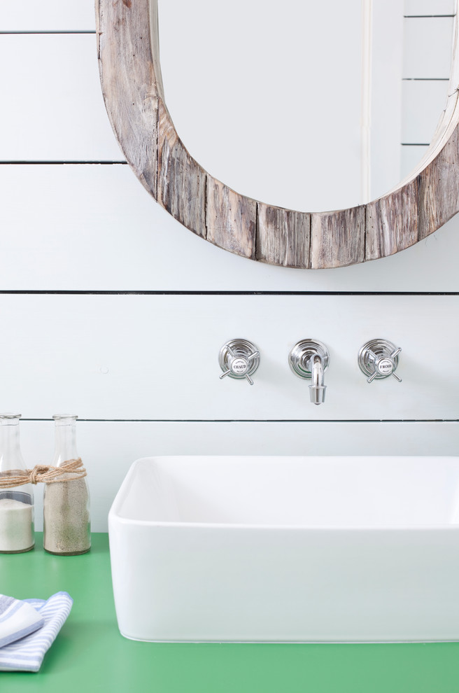 Foto di una stanza da bagno country con consolle stile comò, ante verdi, top in legno e pareti bianche