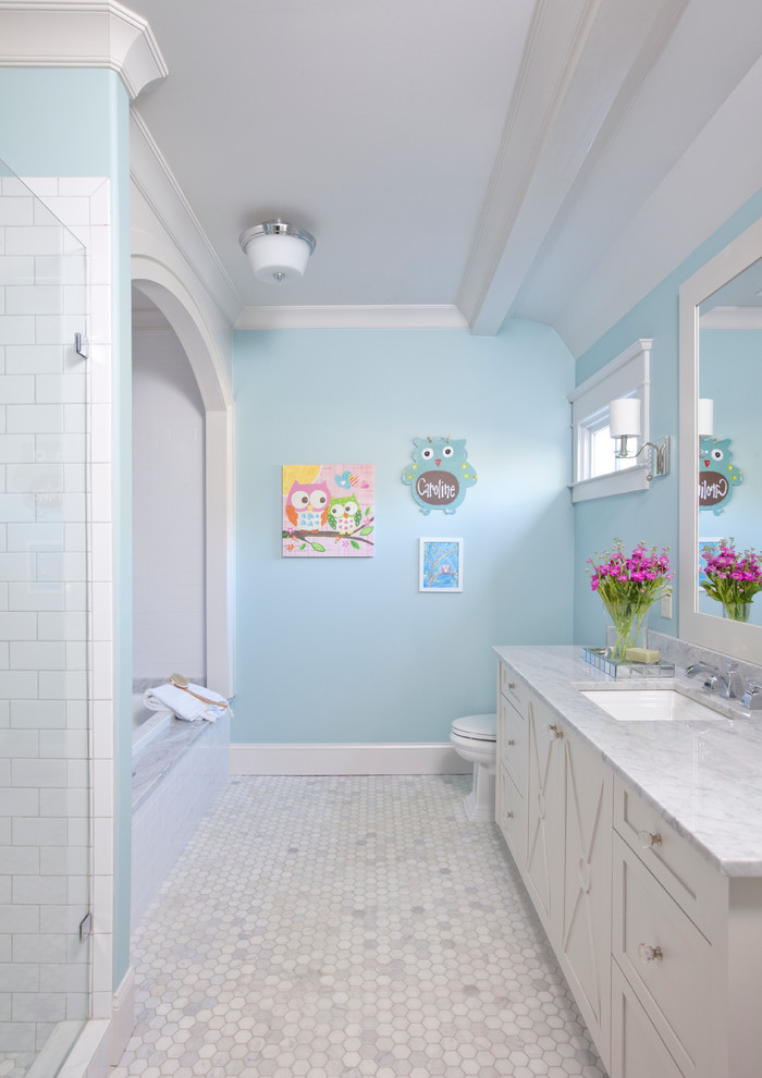 Пример оригинального дизайна: детская ванная комната в классическом стиле с врезной раковиной, фасадами островного типа, белыми фасадами, мраморной столешницей, каменной плиткой, синими стенами и белой плиткой