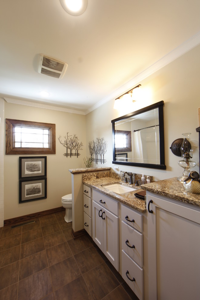 Idéer för att renovera ett mellanstort amerikanskt en-suite badrum, med skåp i shakerstil, vita skåp, vita väggar, klinkergolv i porslin, ett undermonterad handfat, granitbänkskiva och brunt golv