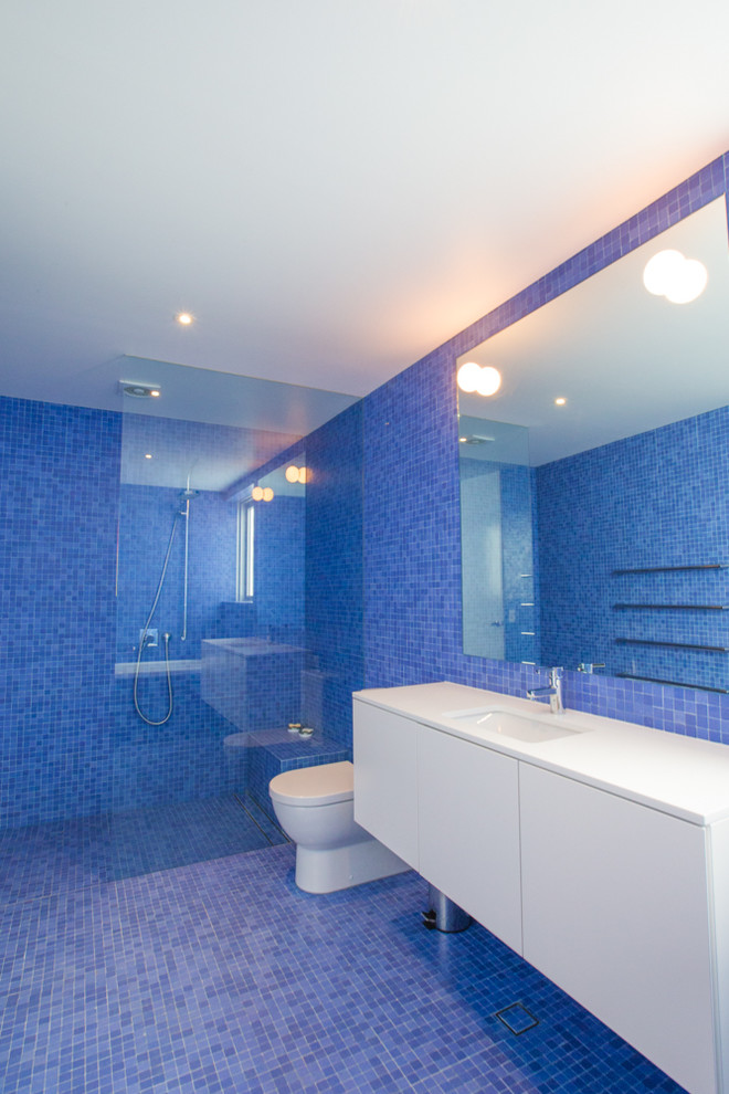 Esempio di una stanza da bagno minimal con piastrelle blu, piastrelle a mosaico, pavimento con piastrelle a mosaico e doccia a filo pavimento