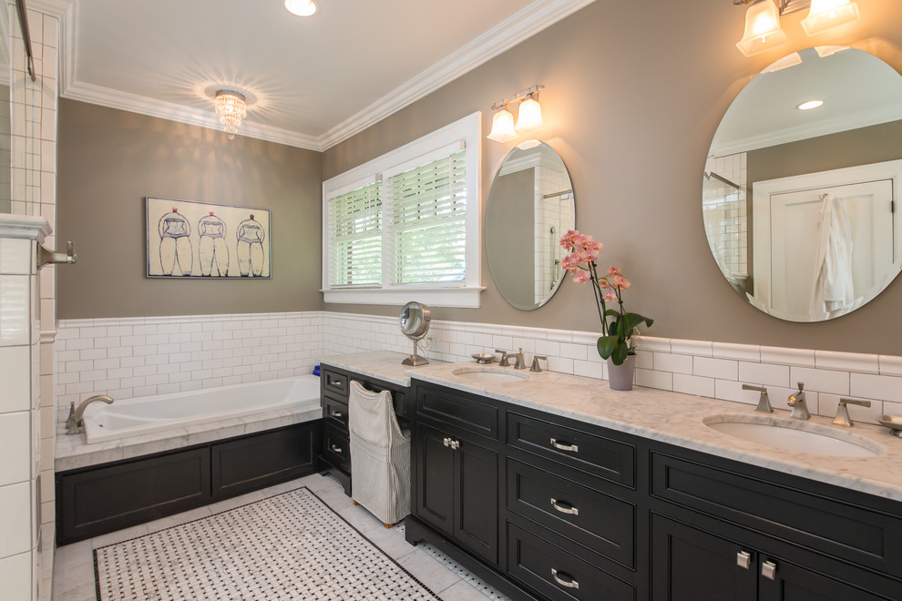 Foto di una stanza da bagno padronale tradizionale con lavabo sottopiano, ante con riquadro incassato, vasca ad alcova e pareti beige