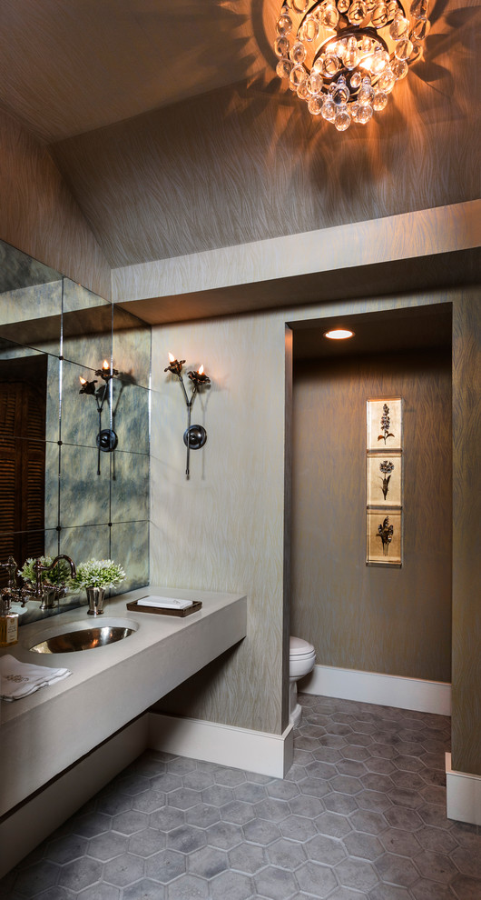 На фото: ванная комната в морском стиле с душевой кабиной