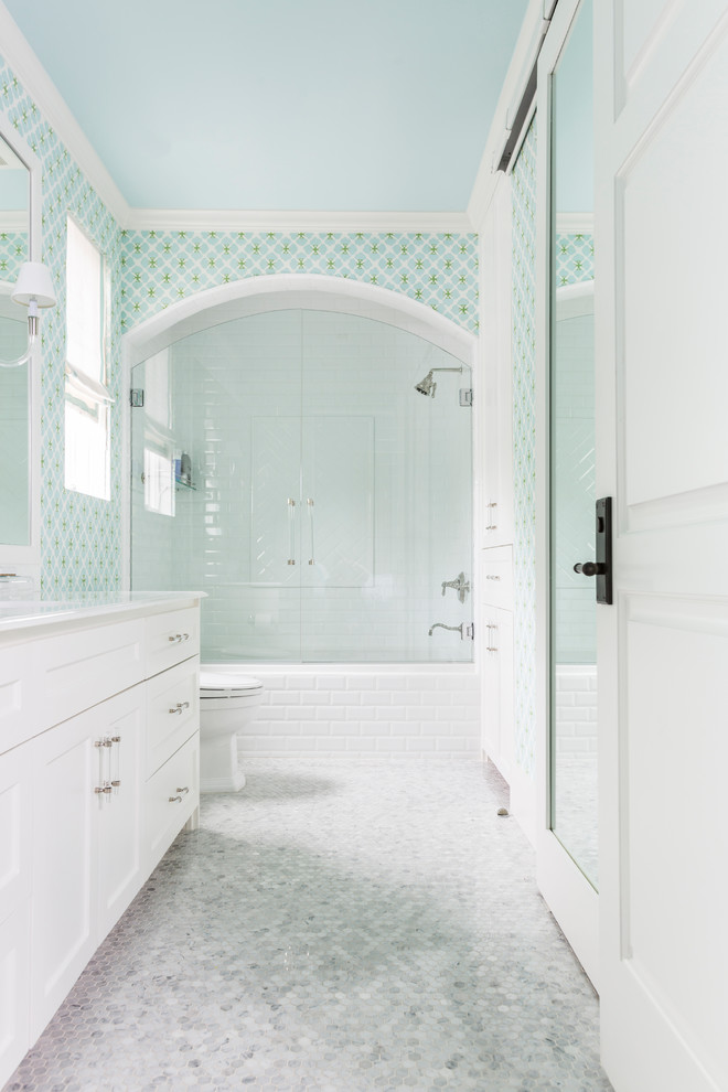 Свежая идея для дизайна: детская ванная комната в морском стиле с накладной ванной, душем над ванной и душем с распашными дверями - отличное фото интерьера