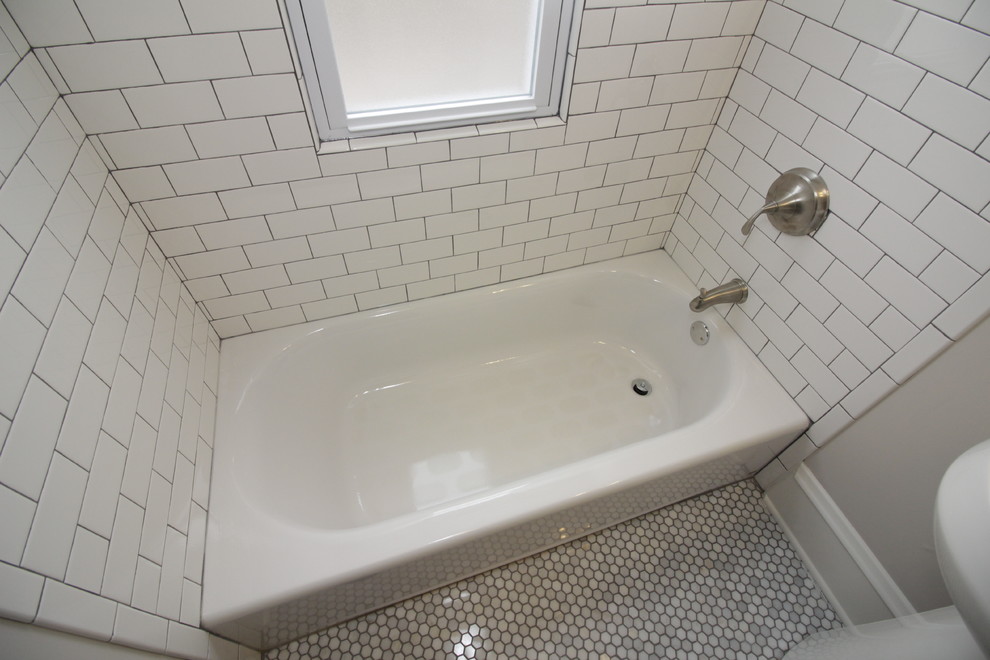 Idee per una piccola stanza da bagno con doccia tradizionale con vasca da incasso, WC a due pezzi, piastrelle bianche, piastrelle in ceramica, pareti beige, pavimento in marmo e lavabo a colonna