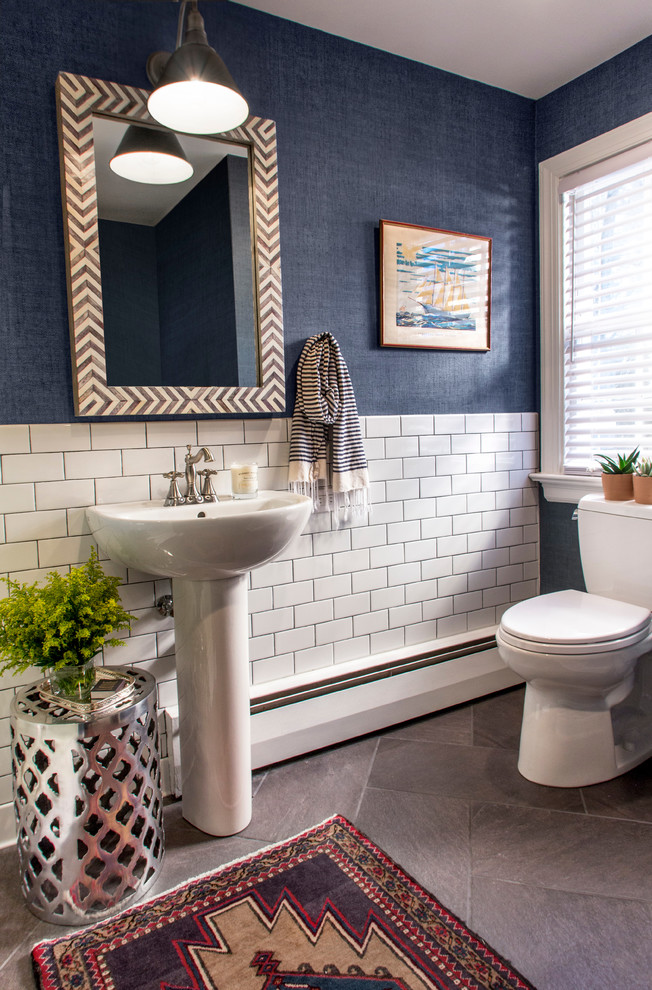 Inspiration pour une salle de bain bohème de taille moyenne avec WC à poser, un carrelage blanc, des carreaux de céramique, un mur bleu, un sol en carrelage de céramique et un lavabo de ferme.