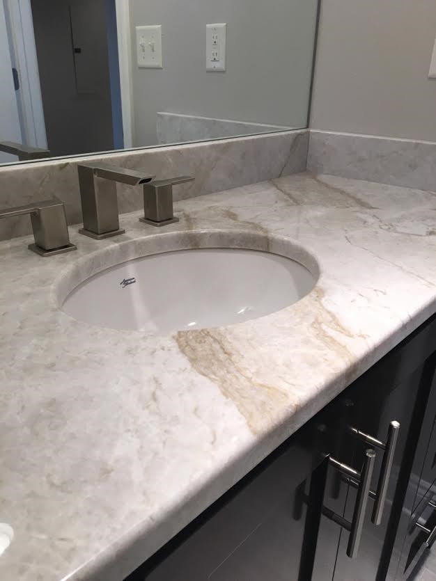 Esempio di una piccola stanza da bagno padronale minimal con ante in stile shaker, ante nere, pareti beige, lavabo sottopiano e top in quarzite