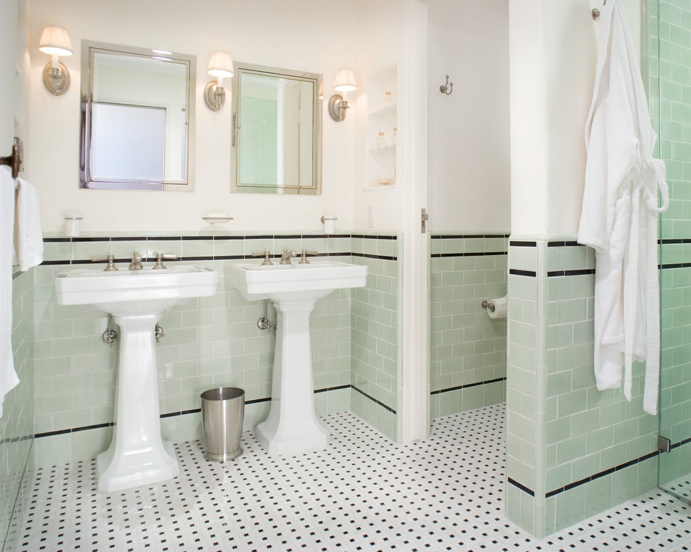 Источник вдохновения для домашнего уюта: ванная комната в классическом стиле с раковиной с пьедесталом, зеленой плиткой, плиткой кабанчик, зелеными стенами, полом из мозаичной плитки и разноцветным полом