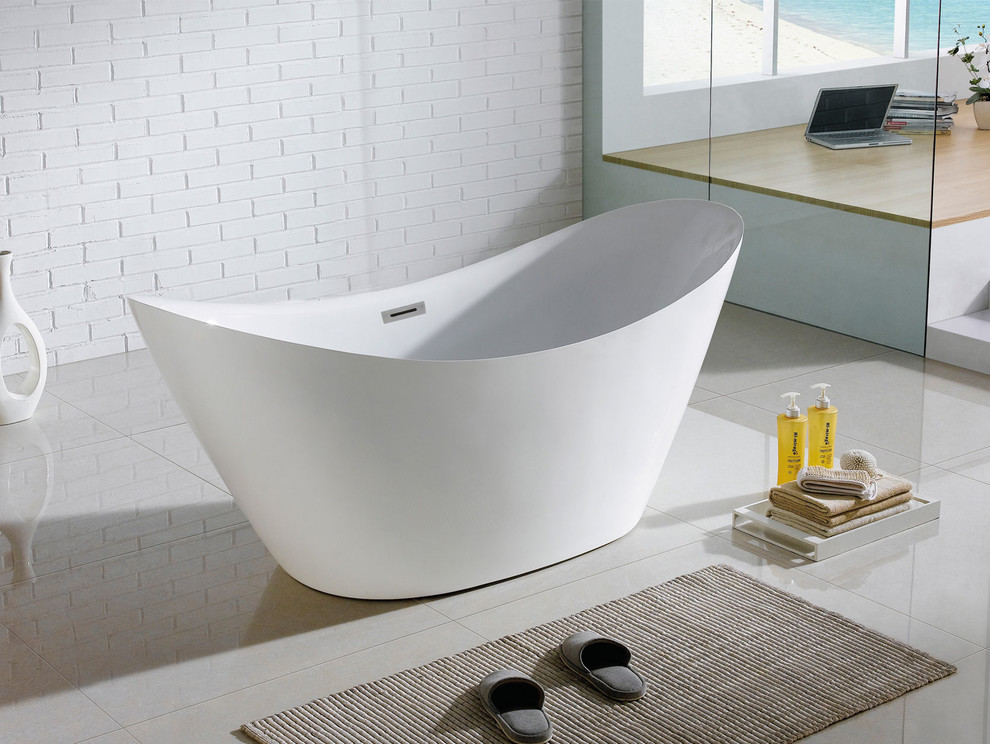 Modelo de cuarto de baño moderno grande con bañera exenta