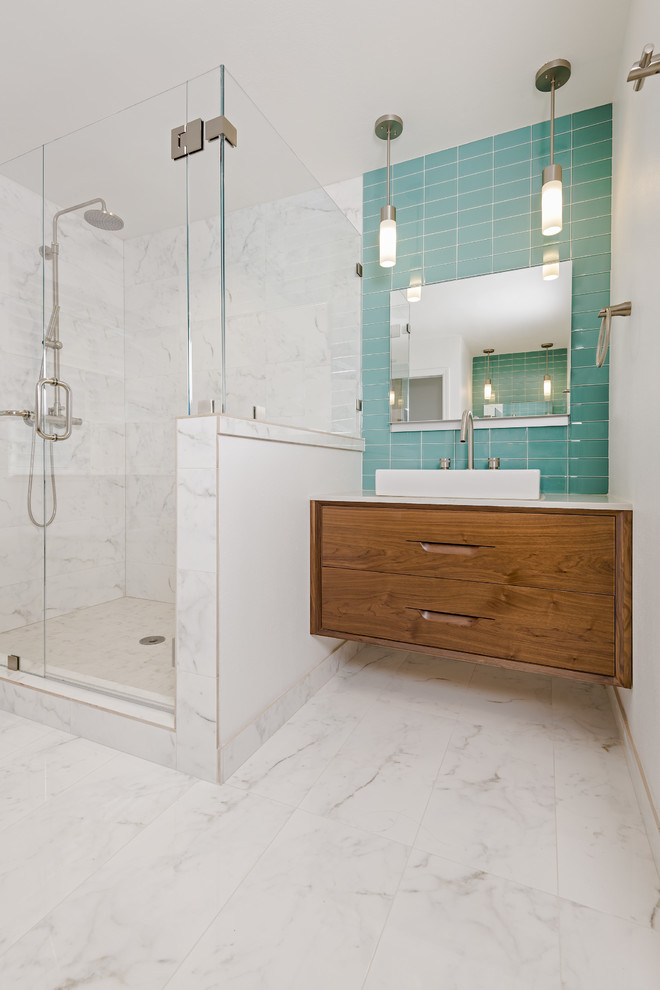 Idee per una stanza da bagno con doccia moderna di medie dimensioni con ante lisce, ante in legno scuro, piastrelle blu, piastrelle di vetro, pareti bianche, pavimento in marmo, lavabo a bacinella e top in superficie solida