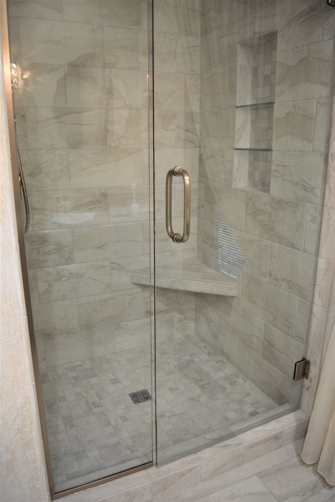 Свежая идея для дизайна: ванная комната в стиле неоклассика (современная классика) с душем в нише, белой плиткой, керамической плиткой и душем с распашными дверями - отличное фото интерьера