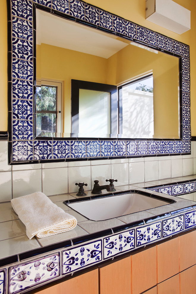 Imagen de cuarto de baño azulejo de dos tonos mediterráneo con encimera de azulejos