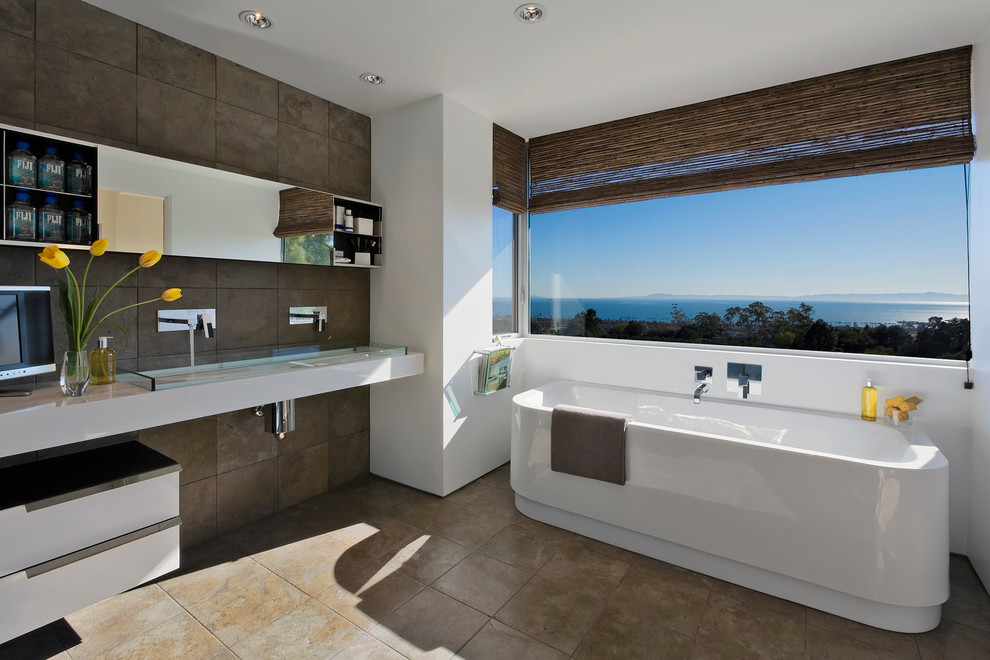 Идея дизайна: главная ванная комната в современном стиле с раковиной с несколькими смесителями, плоскими фасадами, белыми фасадами, отдельно стоящей ванной, коричневой плиткой и белыми стенами