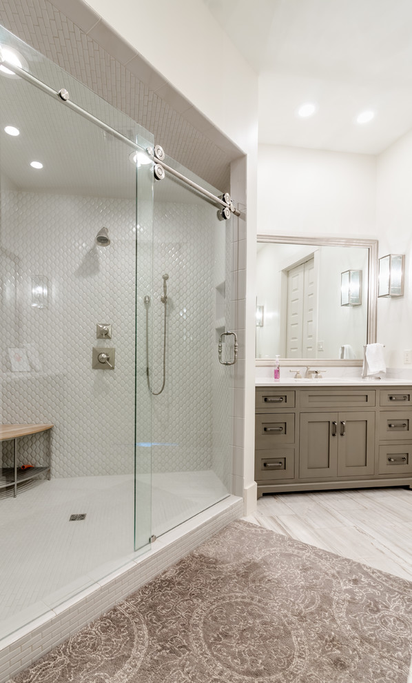 Inredning av ett klassiskt vit vitt badrum, med en öppen dusch, marmorgolv, bänkskiva i kvarts och vitt golv