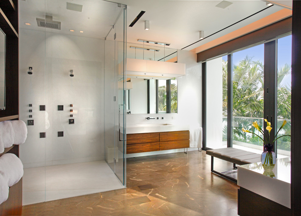 Modelo de cuarto de baño actual con ducha con puerta con bisagras