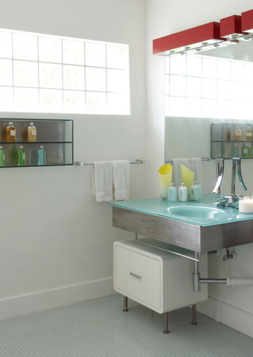 Идея дизайна: главная ванная комната среднего размера в современном стиле с плоскими фасадами, белыми фасадами, японской ванной, белыми стенами, полом из мозаичной плитки, монолитной раковиной и стеклянной столешницей