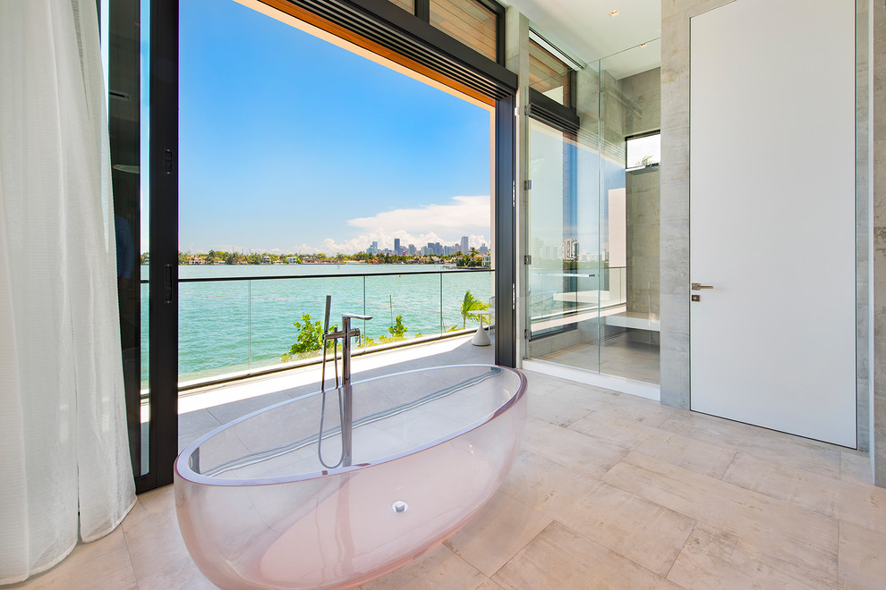 Exemple d'une très grande salle de bain principale tendance avec une baignoire indépendante, une cabine de douche à porte battante et un sol beige.