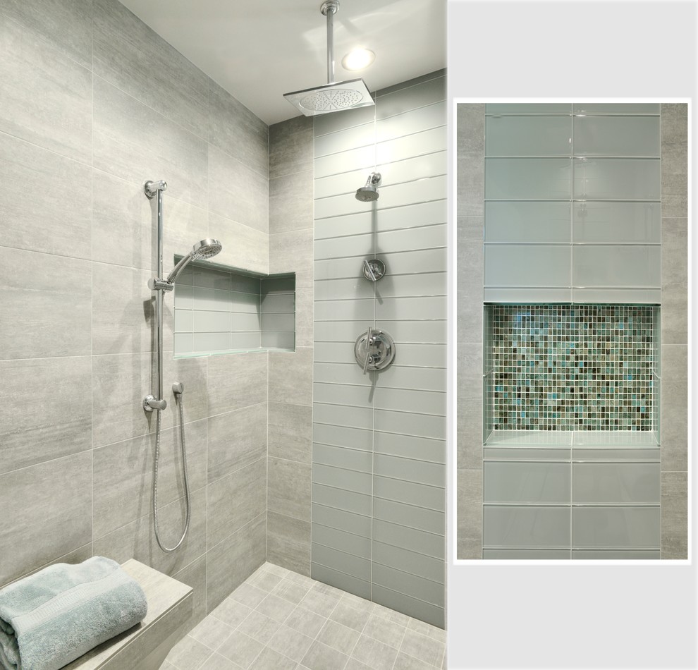 Inspiration pour une salle de bain principale minimaliste en bois clair de taille moyenne avec une douche d'angle, WC séparés, un carrelage gris, un mur blanc, un sol en carrelage de porcelaine et un lavabo encastré.