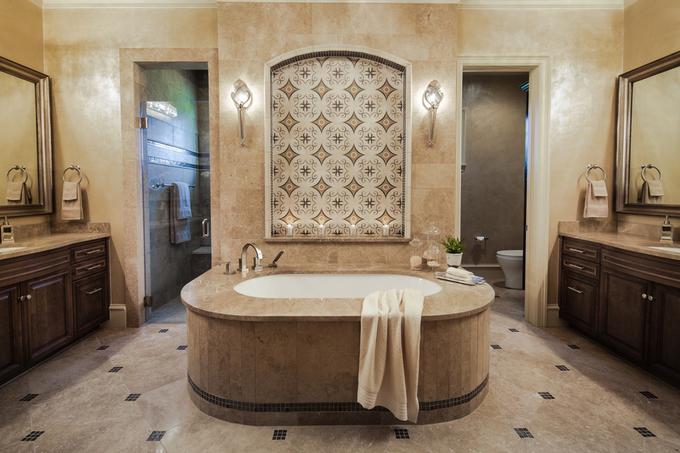 Идея дизайна: ванная комната в современном стиле с темными деревянными фасадами