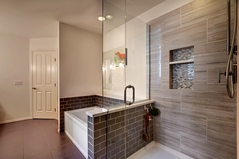Esempio di una grande stanza da bagno padronale tradizionale con vasca ad alcova, doccia alcova, piastrelle grigie, piastrelle in ceramica, pavimento in gres porcellanato e top in quarzo composito
