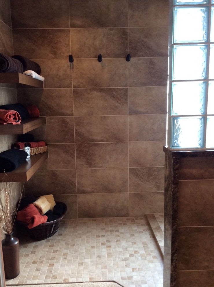 Asiatisk inredning av ett badrum, med ett fristående handfat, möbel-liknande, skåp i mellenmörkt trä, granitbänkskiva, en öppen dusch och orange väggar