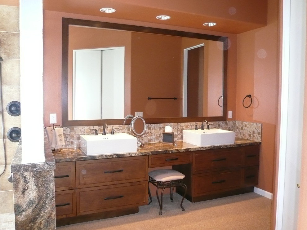 Idée de décoration pour une grande salle de bain asiatique en bois brun avec une vasque, un placard en trompe-l'oeil, un plan de toilette en granite, une douche ouverte et un mur orange.