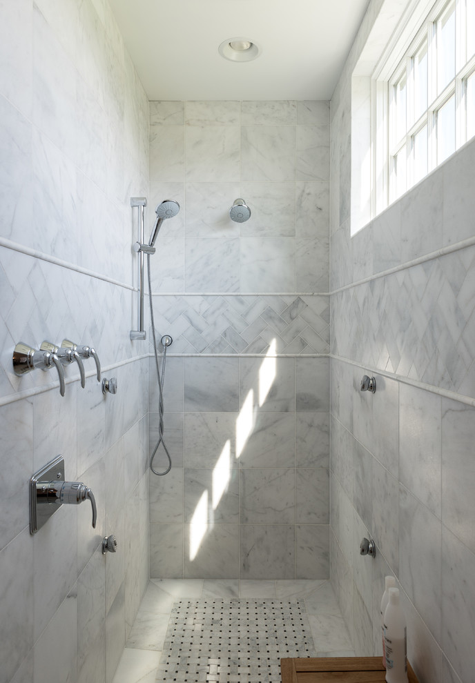 Inspiration pour une grande douche en alcôve design avec une baignoire posée, WC à poser, un mur beige, un sol en carrelage de porcelaine, un sol beige et une cabine de douche à porte battante.