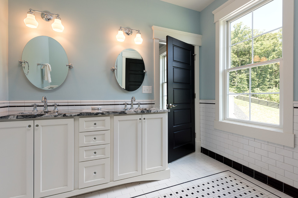 Lantlig inredning av ett mellanstort en-suite badrum, med skåp i shakerstil, vita skåp, en öppen dusch, en toalettstol med hel cisternkåpa, beige kakel, porslinskakel, blå väggar, klinkergolv i porslin, ett undermonterad handfat, granitbänkskiva, vitt golv och med dusch som är öppen