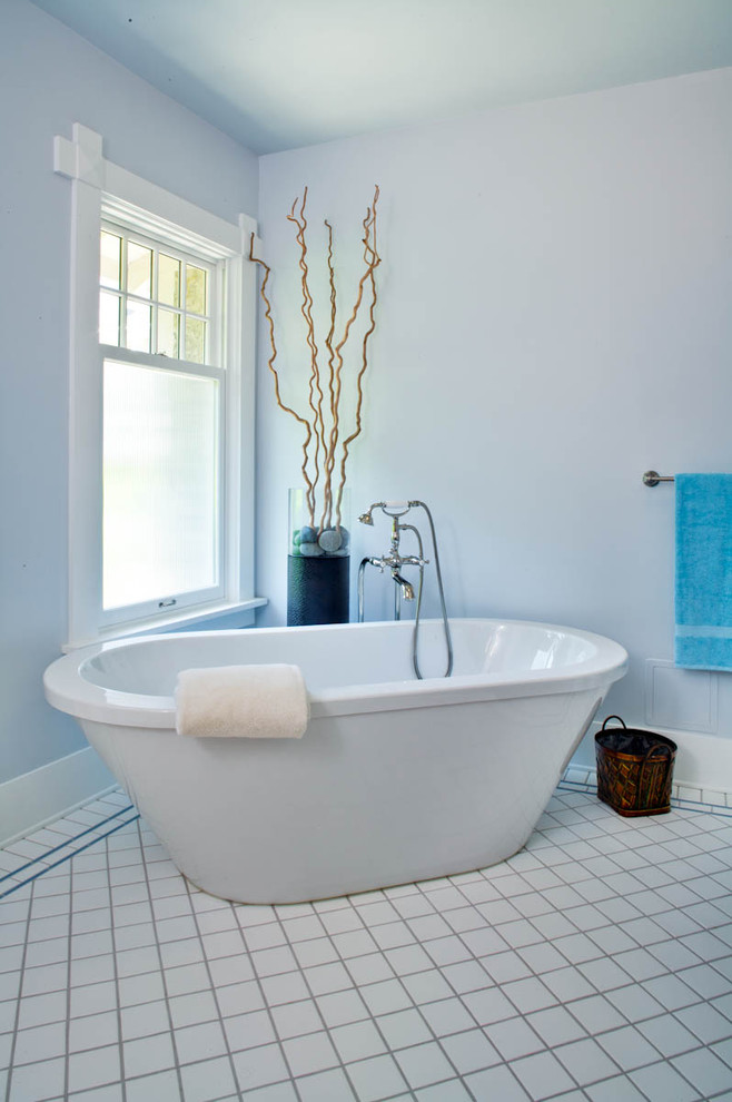 シアトルにあるトラディショナルスタイルのおしゃれな浴室 (置き型浴槽) の写真