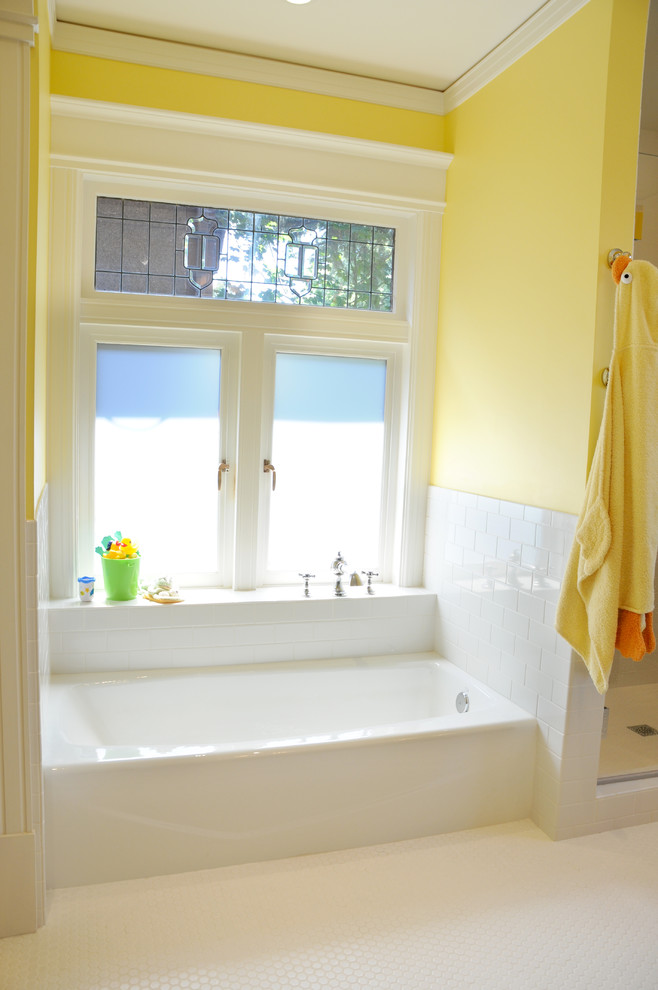 Идея дизайна: ванная комната в современном стиле с ванной в нише, белой плиткой и керамической плиткой