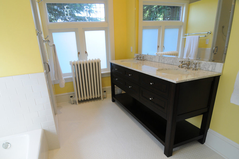 Идея дизайна: ванная комната в современном стиле с монолитной раковиной, фасадами с утопленной филенкой, темными деревянными фасадами, мраморной столешницей, угловой ванной, душем в нише, белой плиткой и керамической плиткой