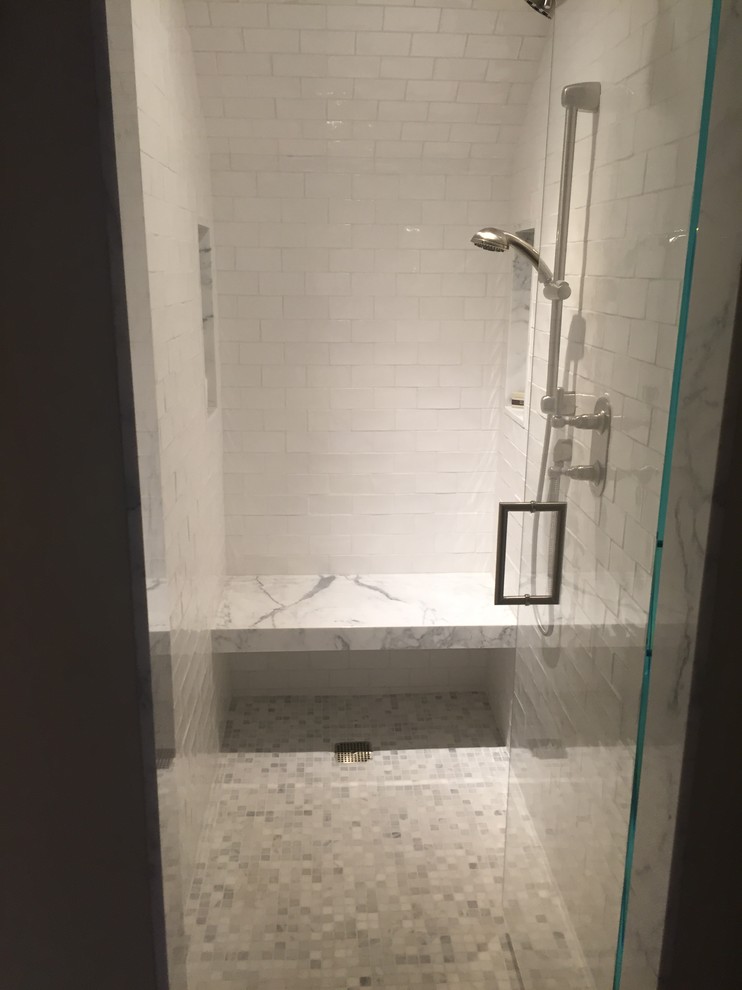 Idéer för att renovera ett mellanstort vintage en-suite badrum, med en dusch i en alkov, vit kakel, tunnelbanekakel, vita väggar, mosaikgolv, vitt golv och dusch med gångjärnsdörr