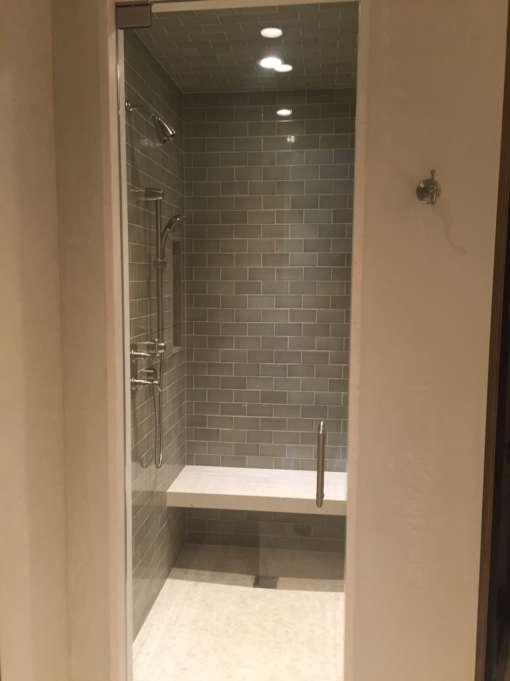 Mittelgroßes Klassisches Badezimmer En Suite mit Duschnische, grauen Fliesen, Metrofliesen, weißer Wandfarbe, Mosaik-Bodenfliesen, weißem Boden und Falttür-Duschabtrennung in Sonstige