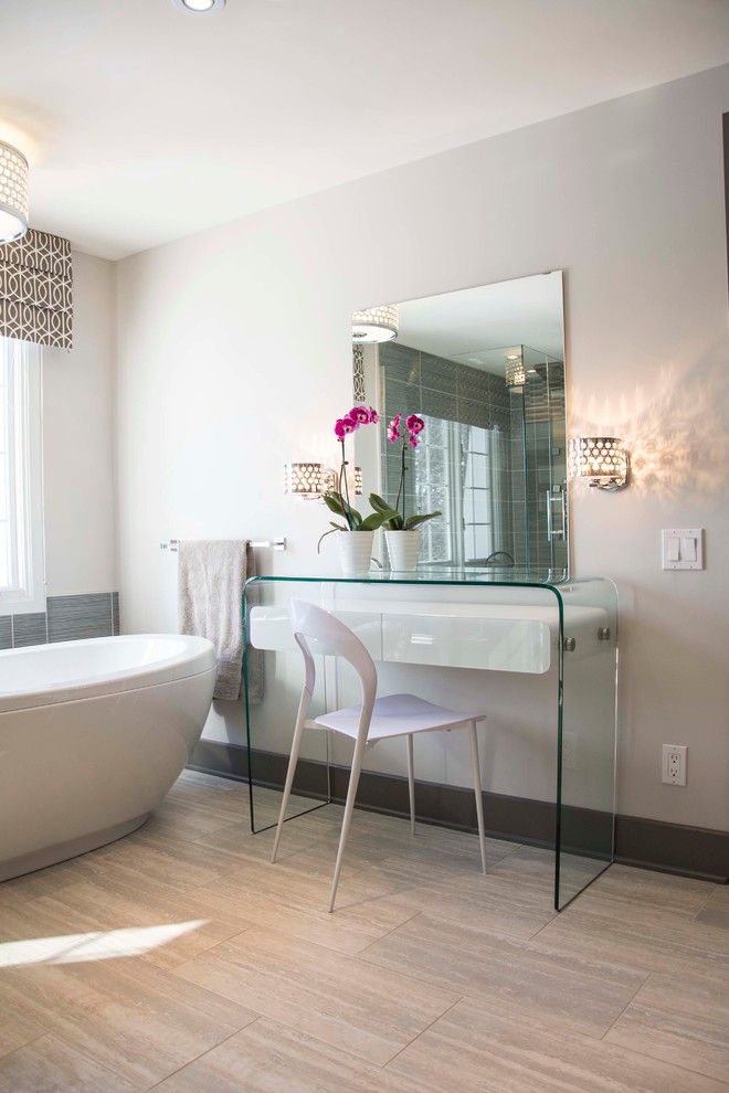 Foto på ett funkis badrum, med ett fristående badkar och vita väggar