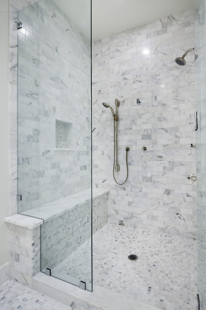 オースティンにあるコンテンポラリースタイルのおしゃれな浴室 (アルコーブ型シャワー、白いタイル、石タイル) の写真
