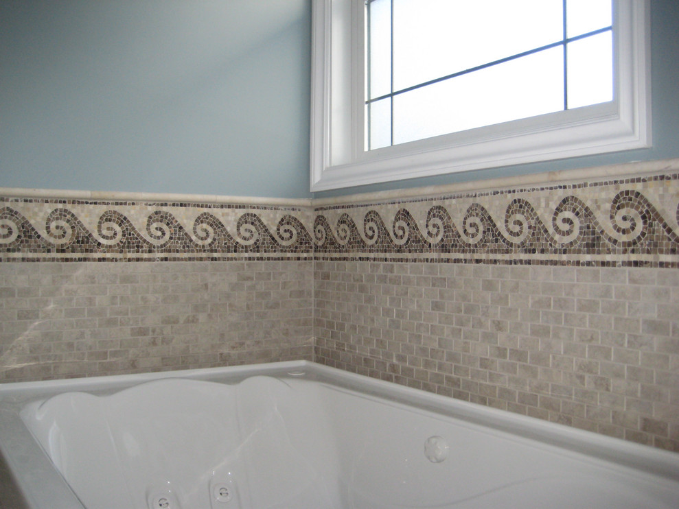 Esempio di una stanza da bagno padronale moderna di medie dimensioni con vasca da incasso, doccia aperta, pavimento con piastrelle in ceramica e doccia aperta