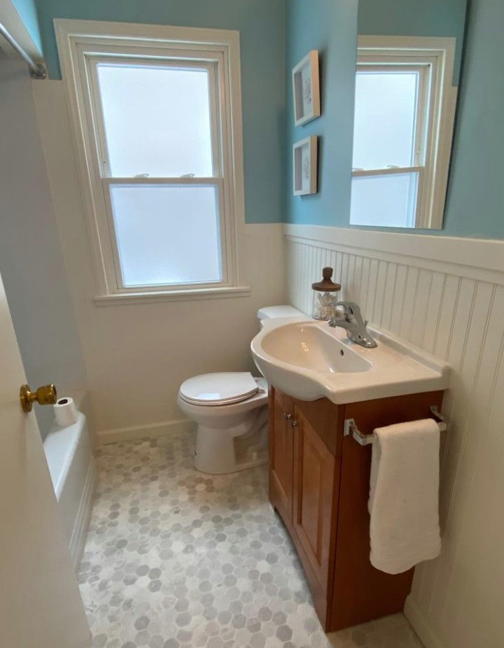 Пример оригинального дизайна: маленькая ванная комната в современном стиле с коричневыми фасадами, разноцветными стенами, белой столешницей, тумбой под одну раковину и напольной тумбой для на участке и в саду
