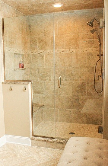 Пример оригинального дизайна: большая главная ванная комната в классическом стиле с фасадами с утопленной филенкой, коричневыми фасадами, душем в нише, раздельным унитазом, бежевой плиткой, керамогранитной плиткой, бежевыми стенами, полом из керамогранита, врезной раковиной, столешницей из искусственного кварца, бежевым полом и душем с распашными дверями