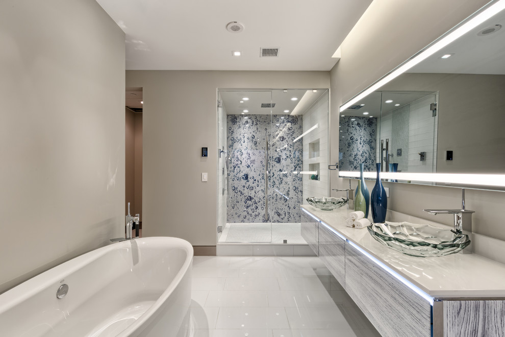 Exemple d'une grande douche en alcôve principale moderne avec un placard à porte plane, des portes de placard blanches, un mur gris, une vasque, un plan de toilette en quartz modifié, un sol blanc, une cabine de douche à porte battante et un plan de toilette blanc.