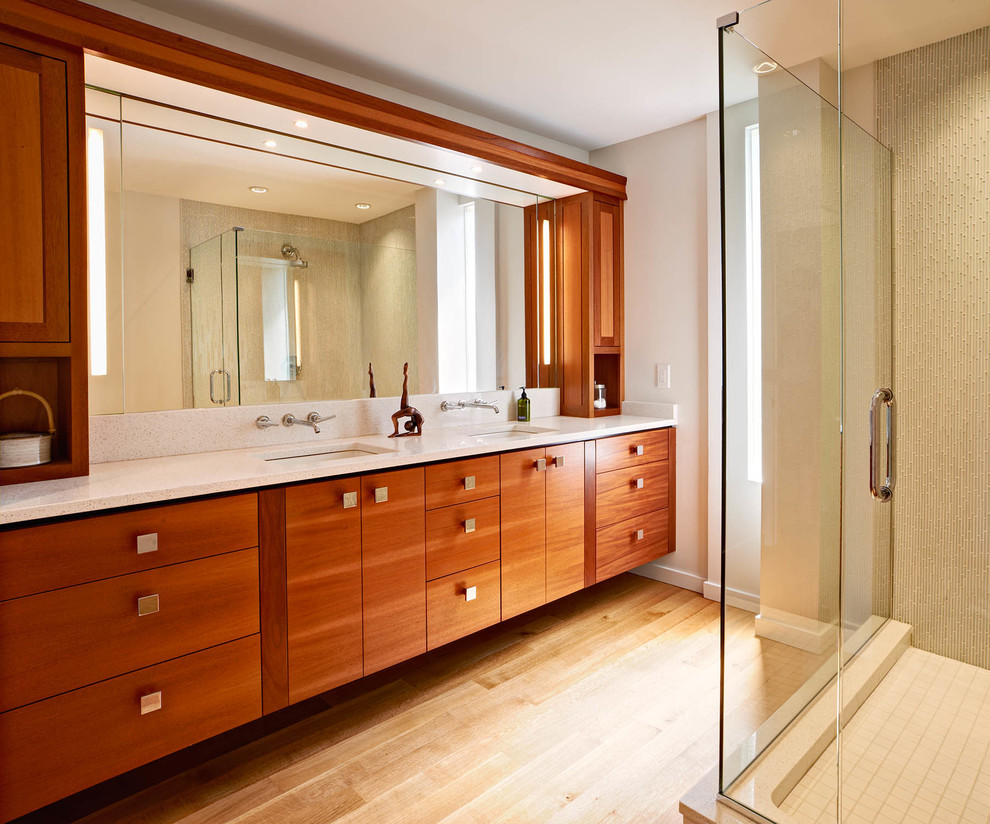Idee per una stanza da bagno design con lavabo sottopiano, ante lisce, ante in legno scuro e doccia alcova
